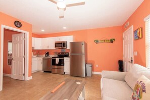 TV - 5 O'Clock Somewhere*Across Street Beach Access (Madeira Beach)