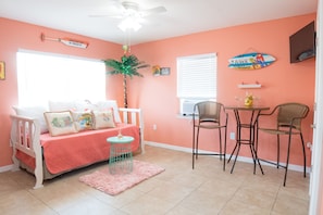 TV - 5 O'Clock Somewhere Across the Street from Beach Access (Madeira Beach)