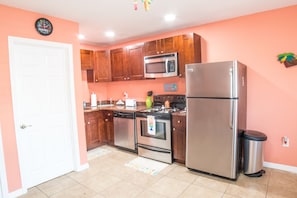 Fridge, microwave, oven, stovetop - 5 O'Clock Somewhere Across the Street from Beach Access (Madeira Beach)