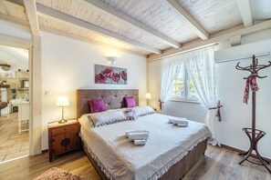 4 bedrooms, iron/ironing board, WiFi, bed sheets