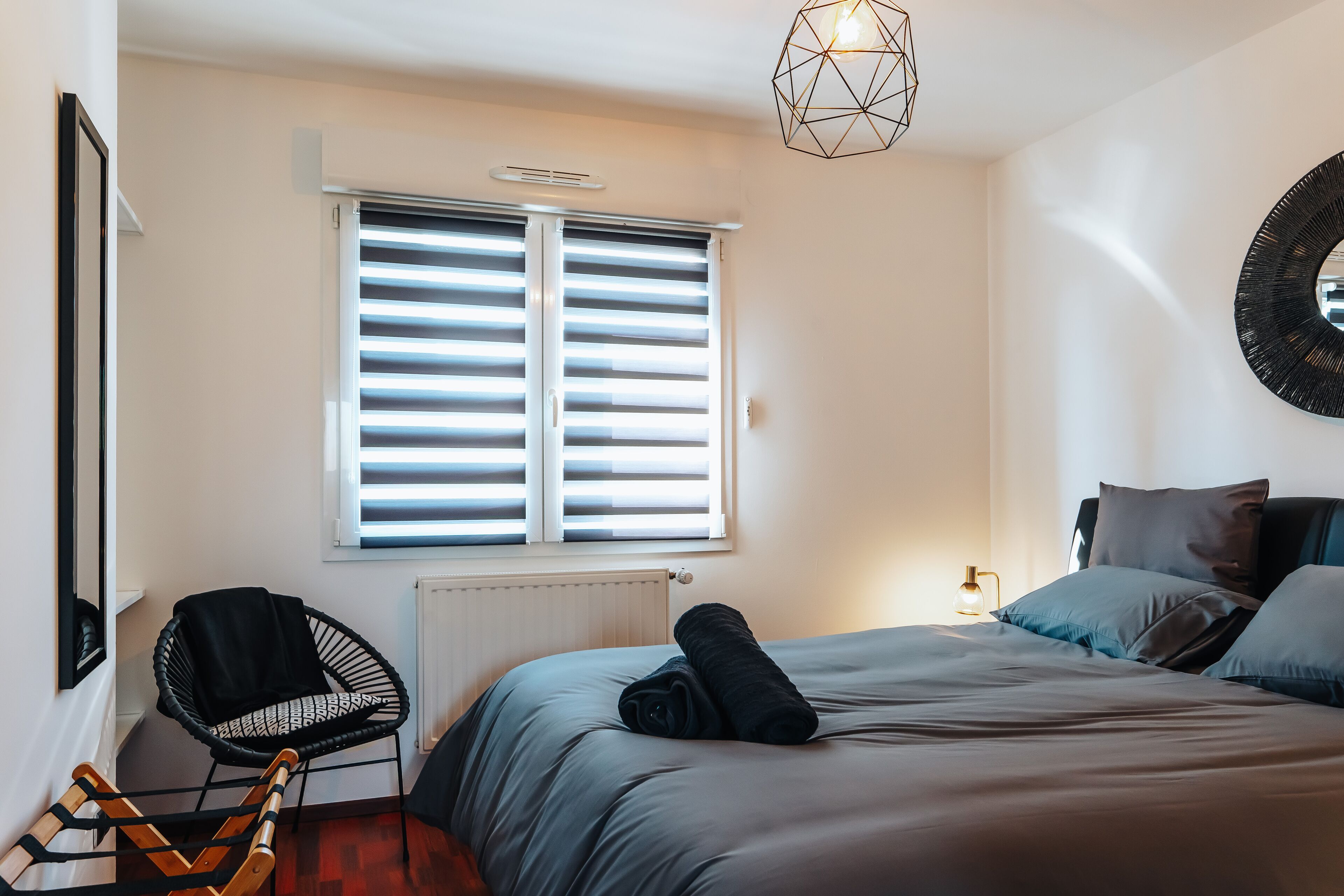 2 makuuhuonetta, tallelokero huoneessa, silitysrauta/-lauta