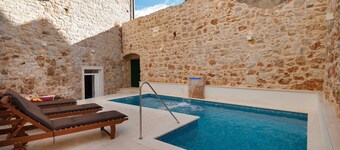 Villa Bol de lujo con piscina privada, Jacuzzzi y sauna, de lado al mar en el centro de Bol – Brač