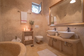 Badewanne, Haartrockner, Handtücher