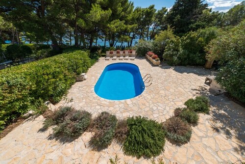 Villa Bol Oasis de lujo con frente a la playa, piscina privada climatizada, en la playa en Zlatni Rat – Bol – Brač
