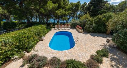 Villa Bol Oasis de lujo con frente a la playa, piscina privada climatizada, en la playa en Zlatni Rat – Bol – Brač