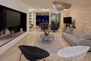 TV, fireplace