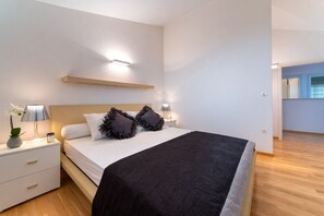 6 bedrooms, iron/ironing board, WiFi, bed sheets