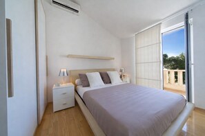 6 bedrooms, iron/ironing board, WiFi, bed sheets