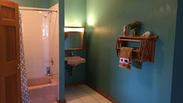 Badewanne, Haartrockner, Handtücher, Seife