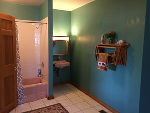 Badewanne, Haartrockner, Handtücher, Seife