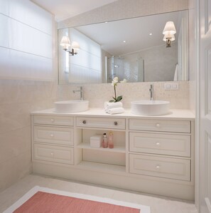 Douche, sèche-cheveux, serviettes fournies