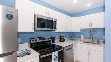 Refrigerador, microondas, horno y parrilla de estufa