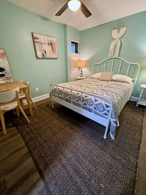 Une chambre à coucher avec un lit, un bureau et une chaise.