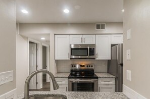Frigorífico, microondas, horno y placa de cocina