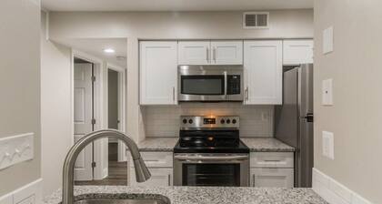 Beautiful 2BR/1BA Renovated Condo near DC w/pool