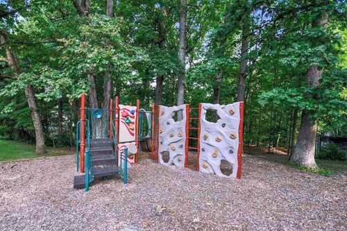 Sunny Renovated 2BR Condo · Pool · Near DC