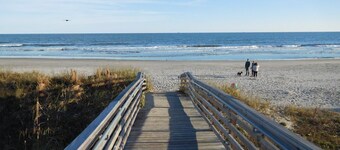 Beachy Isle of Palms Studio Condo only 1 Block From BEACH. King Bed!!