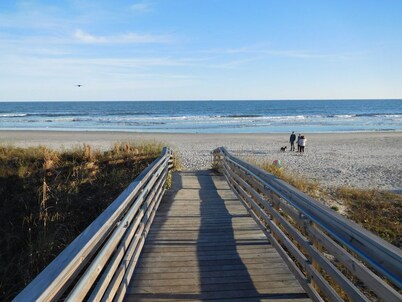 Beachy Isle of Palms Studio Condo only 1 Block From BEACH. King Bed!!