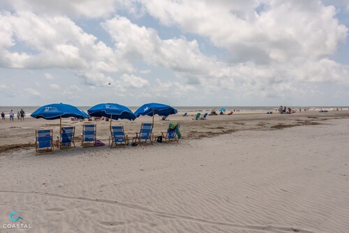 Beachy Isle of Palms Studio Condo only 1 Block From BEACH. King Bed!!