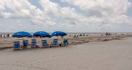 Beachy Isle of Palms Studio Condo only 1 Block From BEACH. King Bed!!
