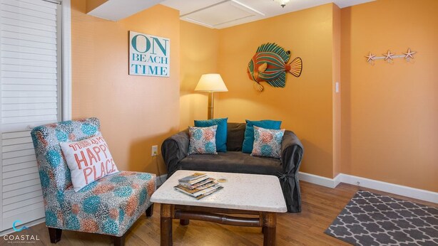 TV - Beachy Isle of Palms Studio! Close walk to BEACH! (Isle of Palms)