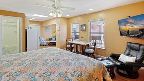 1 bedroom, WiFi - Beachy Isle of Palms Studio! Close walk to BEACH! (Isle of Palms)