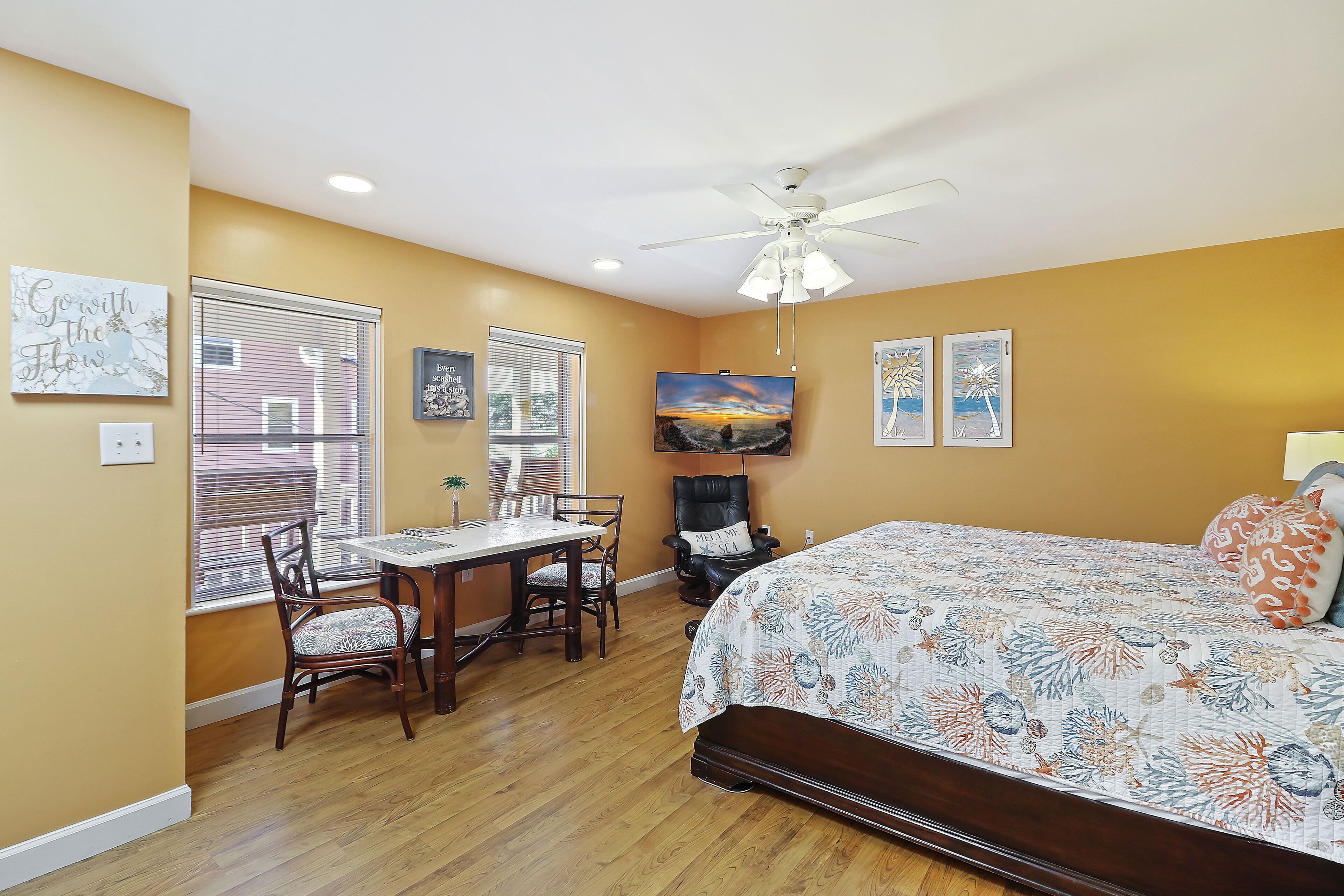 Beachy Isle of Palms Studio Condo only 1 Block From BEACH. King Bed!!