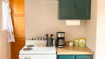 Kühlschrank, Herdplatte, Wasserkocher mit Kaffee-/Teezubehör