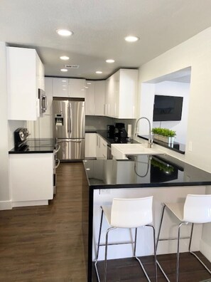 Kühlschrank, Mikrowelle, Ofen, Herdplatte