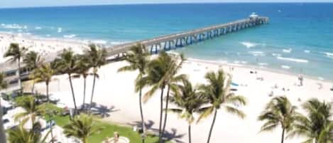 Beach nearby, sun-loungers, beach towels