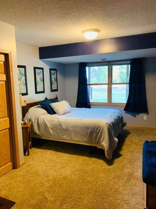 3 室のベッドルーム、デスク、旅行用ベビーベッド、WiFi (無料)