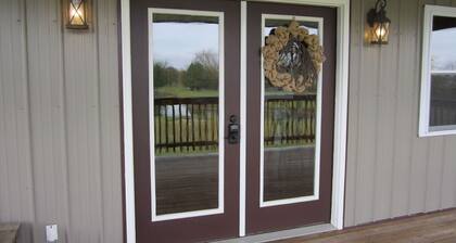 Rustic, rural, relaxing, family friendly stay! Excellent location 5 min to I74.