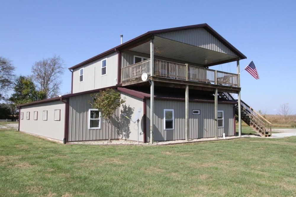 Rustic, rural, relaxing, family friendly stay! Excellent location 5 min to I74.