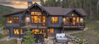 Spacious Elegance, 5 en suites, hiking trail to town, packed with amenities!