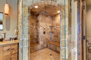 Badewanne, Haartrockner, Handtücher