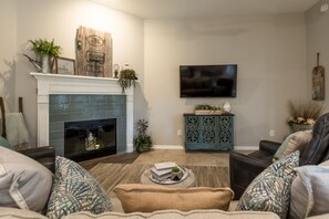 Smart-TV, peis, bøker og musikkbibliotek