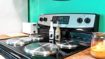 JÀÀkaappi, mikroaaltouuni, uuni, liesi