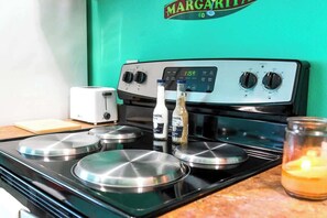 Fridge, microwave, oven, stovetop - Margaritaville Across The Street From Beach Access (Madeira Beach)