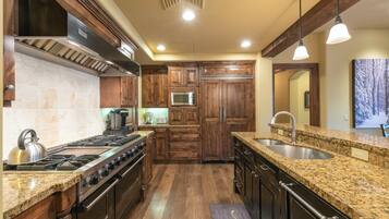 Condo Premier | Cocina privada | Refrigerador con congelador, microondas, horno y parrilla de estufa