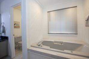 Baignoire, sèche-cheveux, serviettes fournies