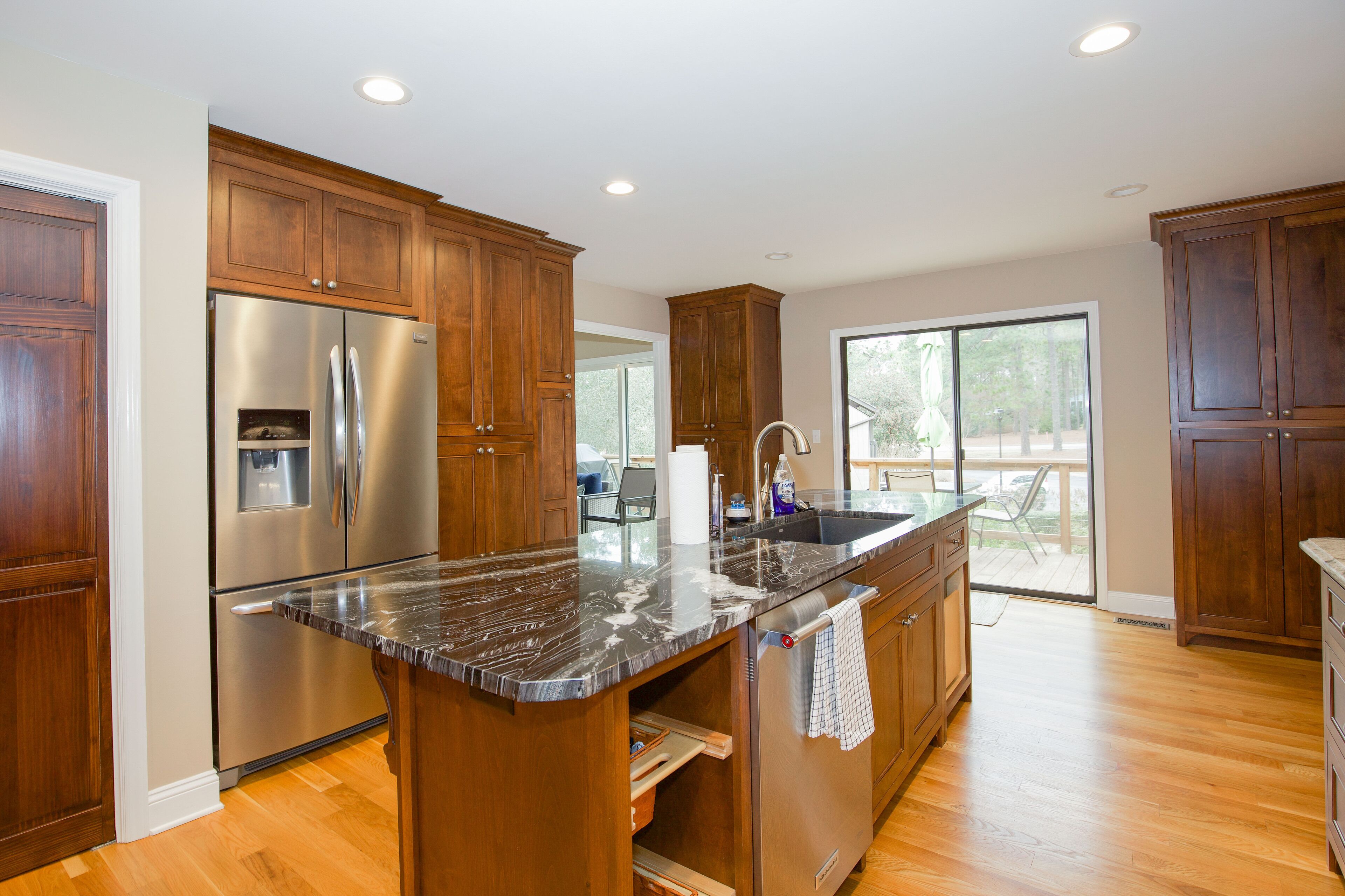 Jääkaappi, mikroaaltouuni, uuni, liesi