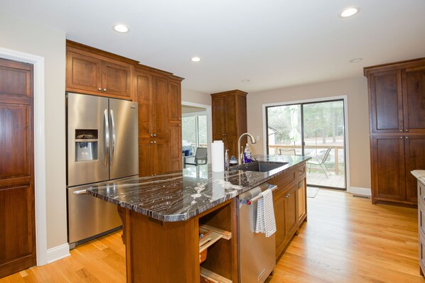 Fridge, microwave, oven, stovetop - 1025 Diamondhead: 5 BR, 3 BA House in Pinehurst, Sleeps 12 (Pinehurst)