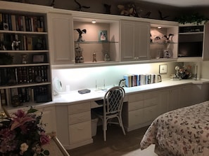 2 quartos, cofres nos quartos, escrivaninha