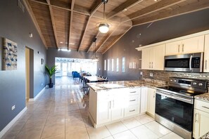 Parrilla de estufa, lavavajillas, periquera y utensilios de cocina 