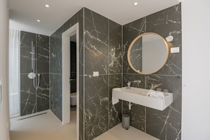 Shower, hair dryer, towels - Luxury Beachfront Villa Glorious Brela with Pool (Brela)