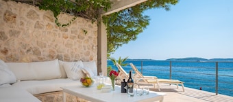 Villa Anemos de lujo con piscina privada en la playa en Hvar