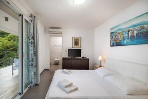 In-room safe, iron/ironing board, free WiFi, bed sheets
