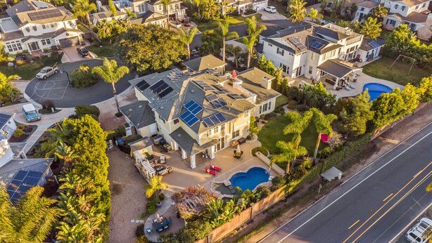 A residential area with houses featuring solar panels, a swimming pool, and a well-maintained garden. - Luxury Family Resort Home Near Beach~ Pool ~ Hot Tub ~ Sportcourt (Encinitas)