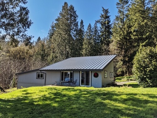 3br w/ beach access, large garden, beautiful views