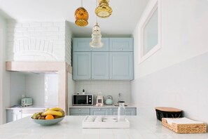 Fridge, microwave, oven, stovetop - GuestHouse - Deluxe Double Room with Balcony (Room 7 Cherubs ) (Lisboa)